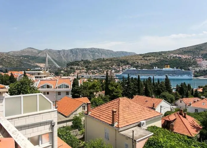 Lala - Two Bedroom With Sea View דירה *